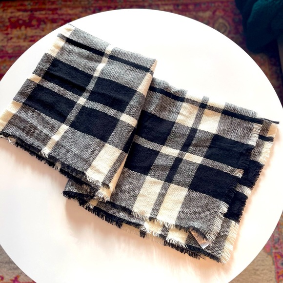 Old Navy Accessories - Old Navy Black & White Plaid Checkered Scarf Shawl